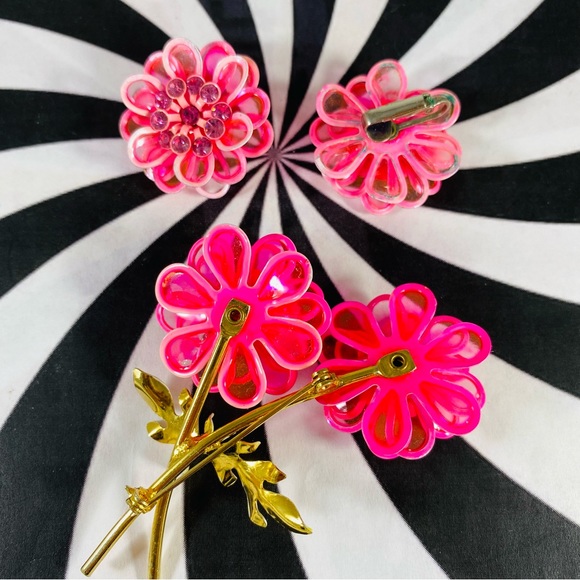 Authentic 1960s vintage cellophane, Posey clip earrings and brooch - Picture 4 of 8